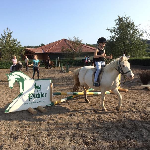 Ponyreiten im Familienhotel Reiterhof Pichler in Geboltskirchen