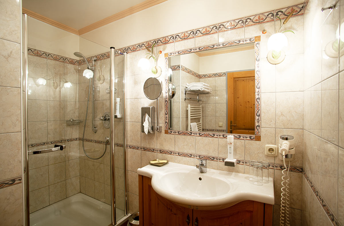 badezimmer-komfortzimmer-familienzimmer-gasthof-reiterhof-pichler-familienhotel